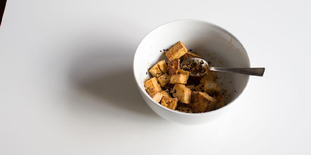 Tofu met sesam-kokostopping