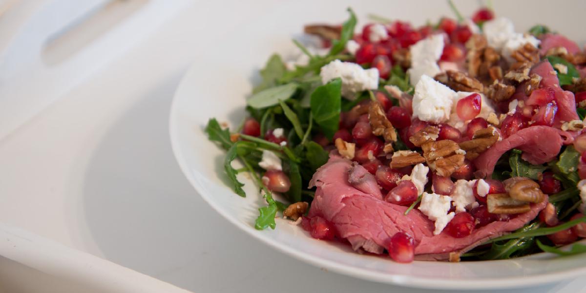 Salade met rosbief, granaatappel en geitenkaas