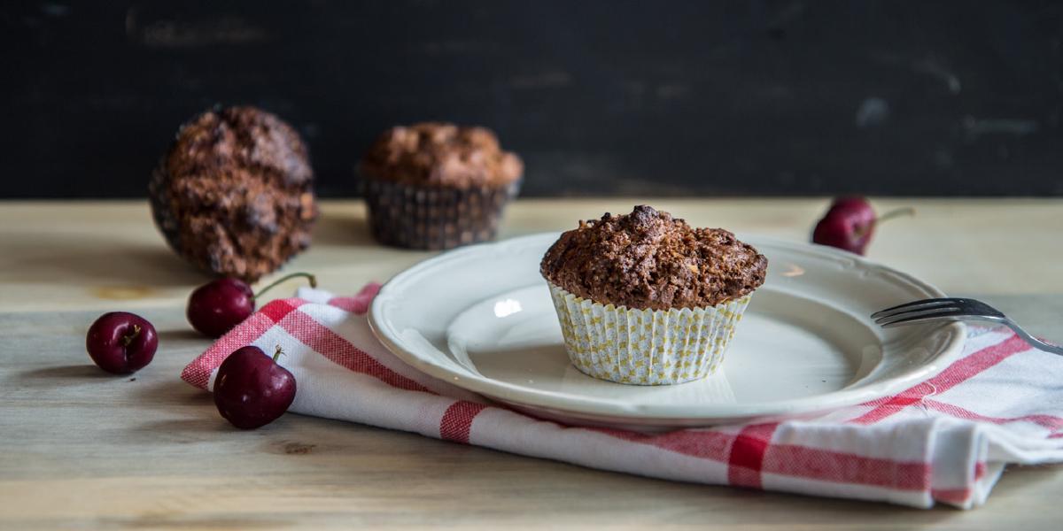 Muffins met kersen en chocolade