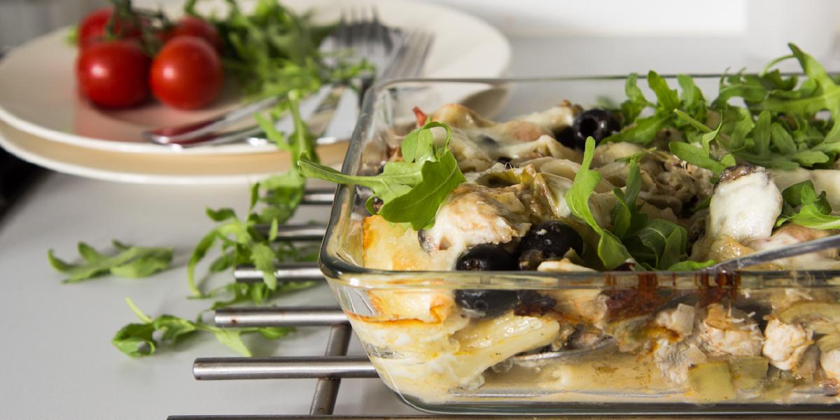 Pasta-ovenschotel met artisjok, kip en olijven