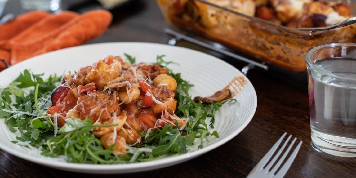 Gnocchi-ovenschotel met kip, pesto en champignons